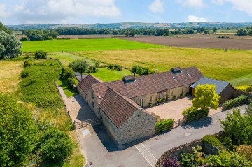 image of Waylands Barn Silver Street, Fernham